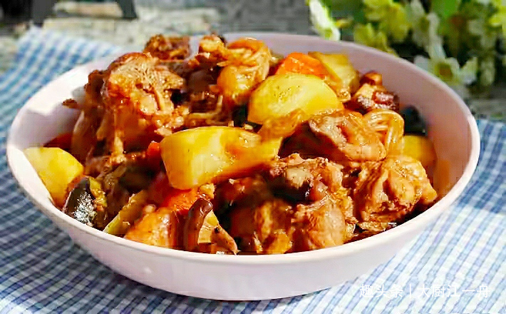 聪明人炖鸡肉从不焯水,学会这样做,汤汁浓郁又下饭,太解馋啦