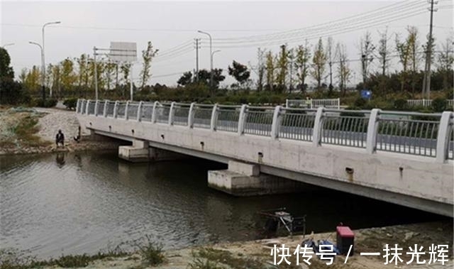 暗草|冬季钓鱼,找准鱼窝的3个步骤,在鱼群里下竿,大鲫一钓一个准