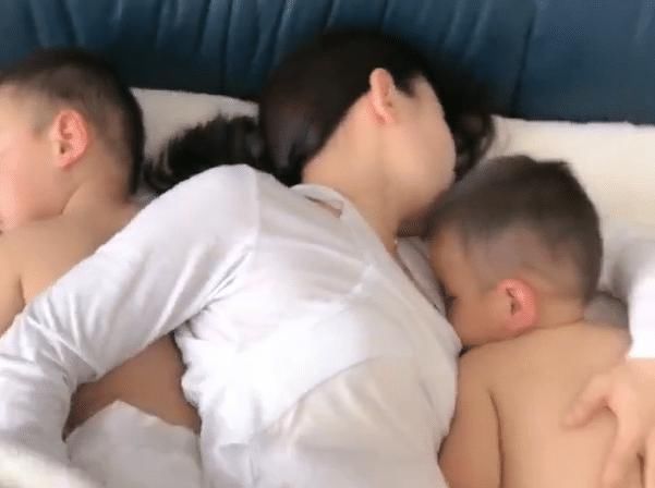 宝宝|妈妈抱着两个娃睡觉的动作令人动容,网友:女本柔弱,为母则刚!