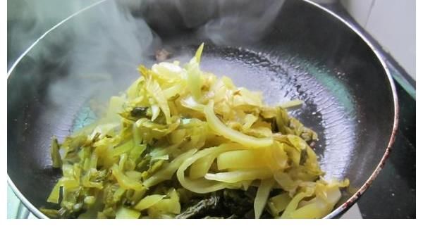 干辣椒|夏至过后，教你一道口水酸菜牛肉，用汤拌饭开胃解腻，营养十足。