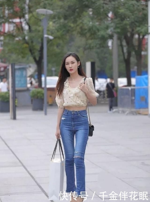 裤子|街拍:短上衣配牛仔裤大秀小蛮腰,美女裤子破了呀?