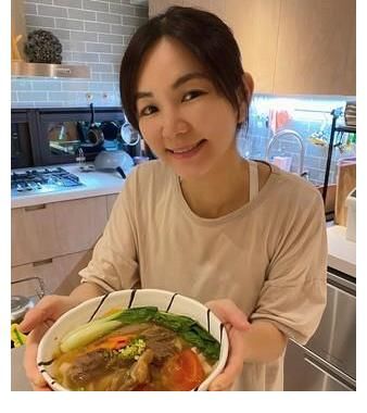 ell老公半夜追剧喊饿 Ella叹「几点了」秒变出牛肉面宠尪