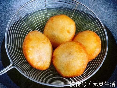 炸糖糕时，用开水和面还是冷水和面？学会1招，个个空心不破皮