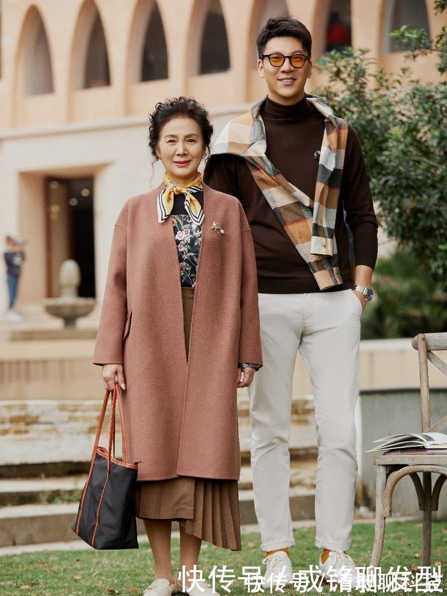 优雅 这位60岁奶奶的穿搭真讲究,优雅知性时髦有魅力,气质不输年轻人