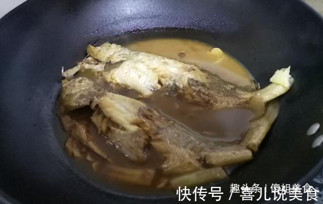 炖鱼时,去腥有人加酒有人加醋,都不对!教你最好吃做法,太香了
