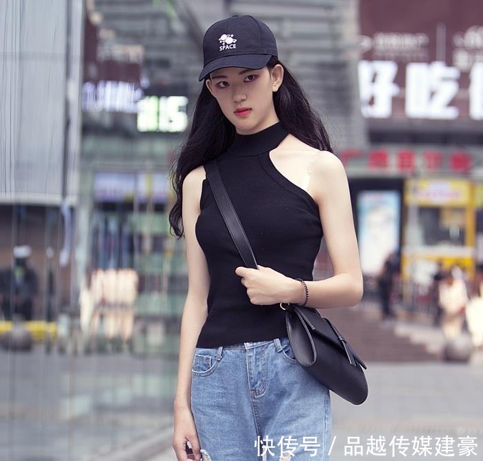 漂亮|街拍:好漂亮的小姐姐,身穿一字肩小款上衣,美极了!