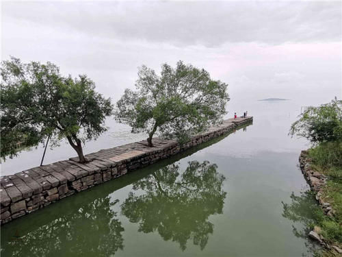 太湖深处的明月湾古村，西山岛最有名的古村，一处画一样的村落