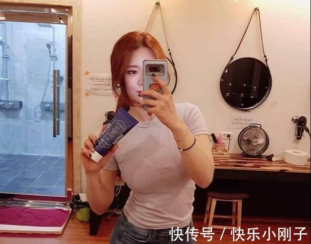 有型 紧身牛仔裤营造时尚优雅的感觉，更加修饰你的身材，小姐姐太可爱