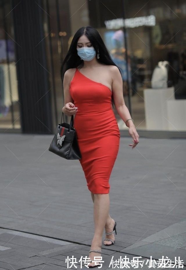 身材 红色裹身裙穿搭的格外亮眼,“微胖身材”轻松驾驭