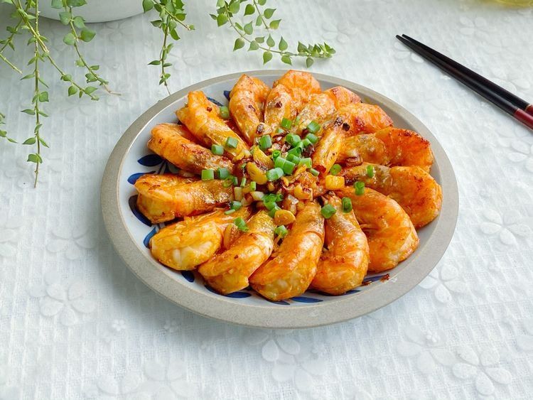 家常油焖大虾，虾肉入味鲜美，咬一口Q弹，好吃到舔手指