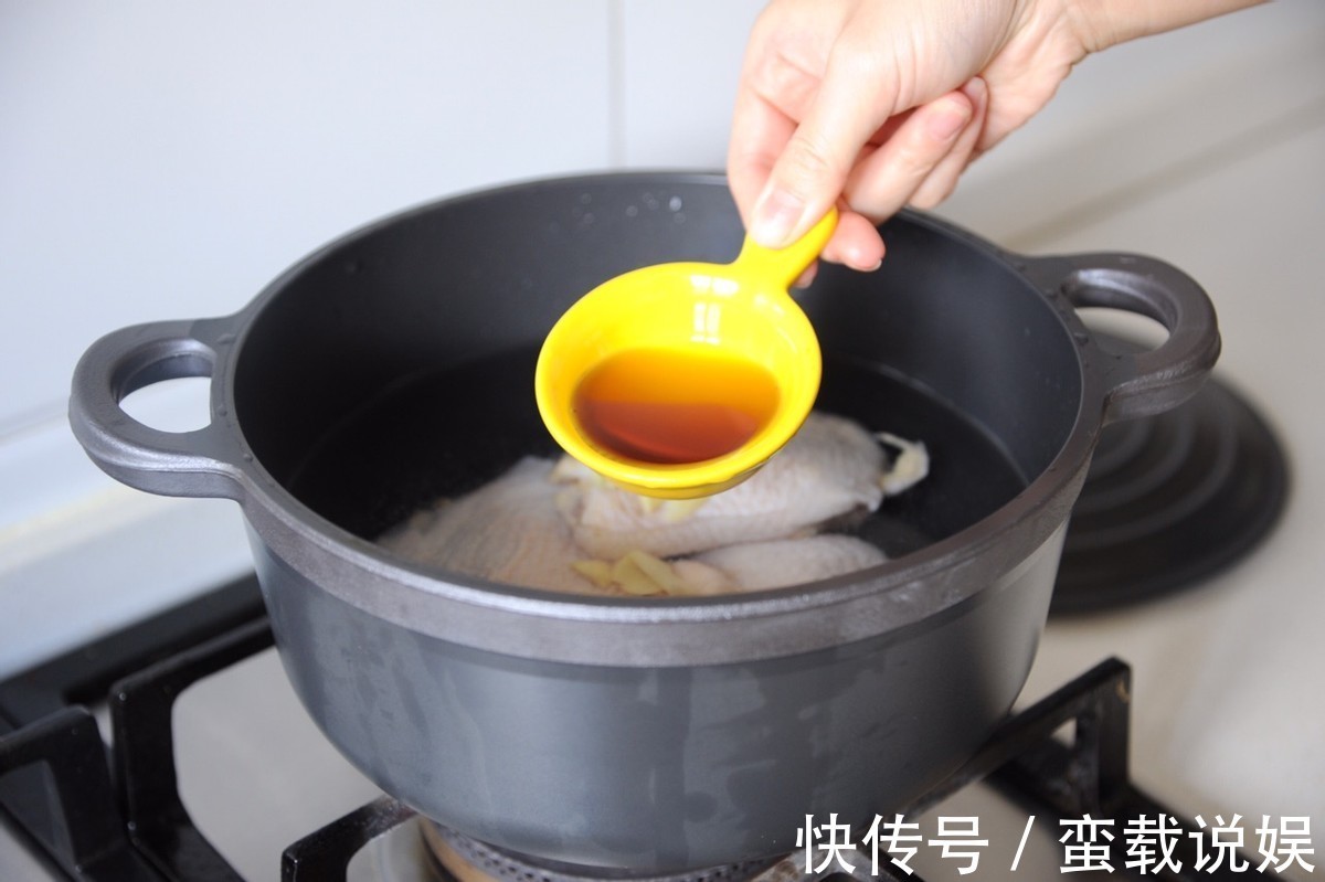 入味|懒人版葱油鸡的做法，鲜嫩入味，葱香味四溢，咬一口就爱上的味道