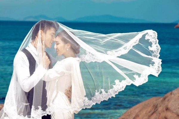 “反差婚纱照”遭吐槽，修图前后差距大，网友：婚礼上认得出来吗