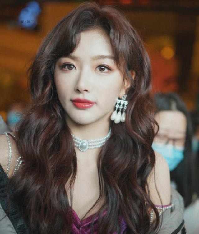 发型 别被发型毁了造型,看起来充满了“大妈感”,换发型推荐这几种