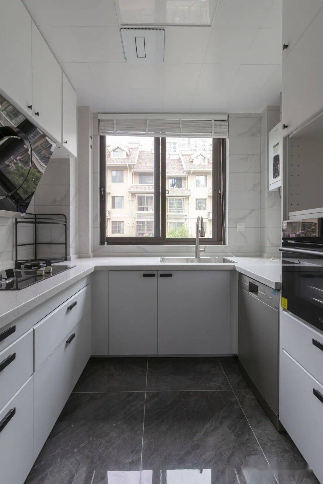 玄关|小夫妻的优雅两居,U型衣帽间真大气,圆形家居内敛又舒适,超美