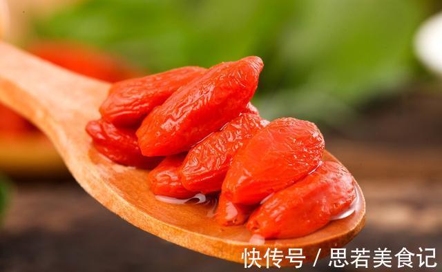枸杞泡水|枸杞是早上吃好,还是晚上吃好?吃对时间才是“宝”,早作了解