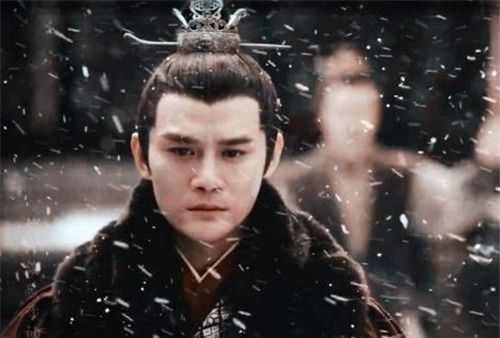 皇帝在下棋,高僧进宫求见,皇帝吃棋子大喊:杀掉!高僧就此被杀