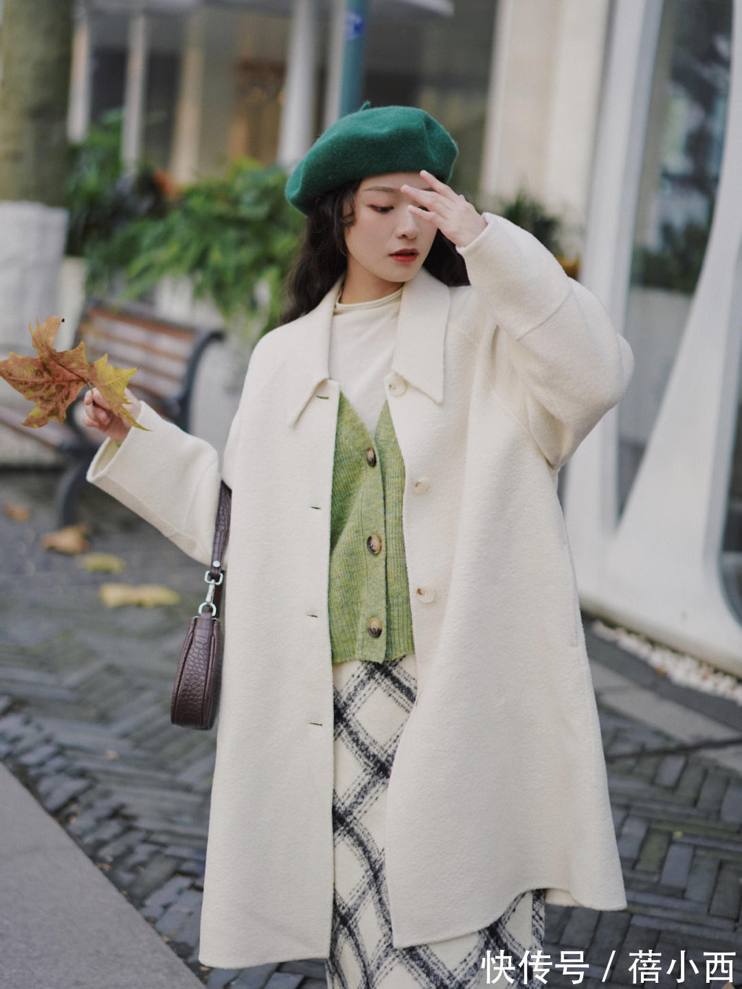 小蛮腰|见过大场面的女人,冬季都会穿“白色大衣”,知性优雅又高级