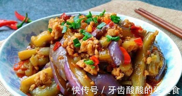 朋友们|炒茄子时,最忌直接下锅炒,再加这一步,茄子好吃不油腻不发黑!