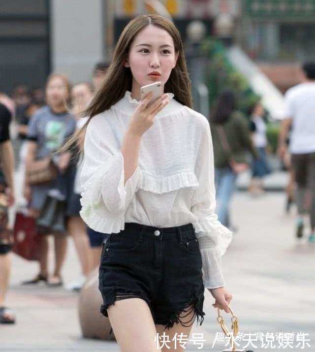 街拍|路人街拍，小姐姐柔美的白色纱衫搭配黑色牛仔热裤，更显名媛气质