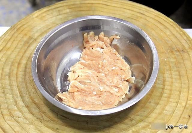 红椒|黄花菜炒肉丝很多人第一步就做错了，难怪不好吃，大厨教你如何做