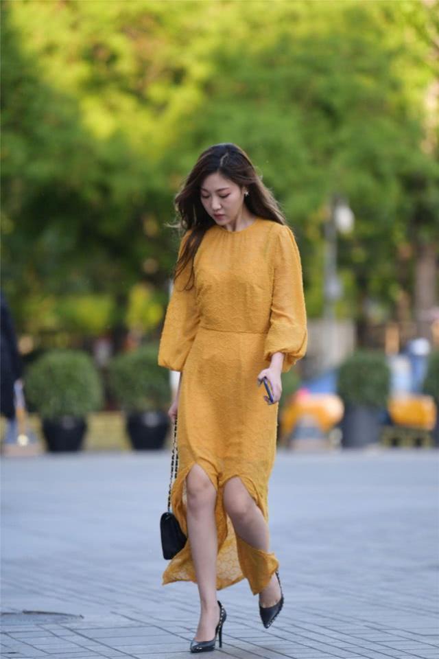街拍:美女白色连衣裙搭配黑色高跟鞋,简洁美观又不失优雅的美丽