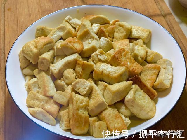 酱料|以后豆腐就这样吃，做法简单鲜香辣爽，出锅一口一个真解馋。
