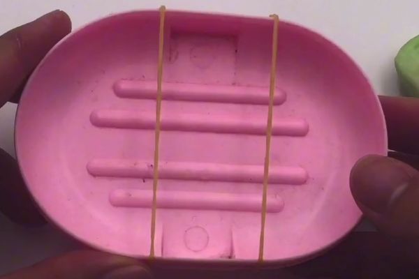 香皂盒上绑两根橡皮筋,作用真是太厉害了,解决了很多家庭的困扰