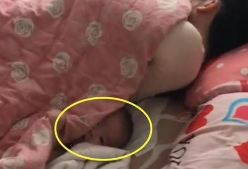 爸爸带娃睡觉,娃却“丢了”,找到娃的一瞬间,宝妈脸都绿了