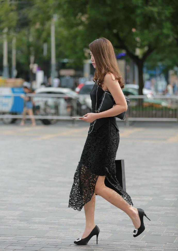 主动权|街拍:端庄优雅,窈窕身姿,黑网裙姐姐的“迷人”之路