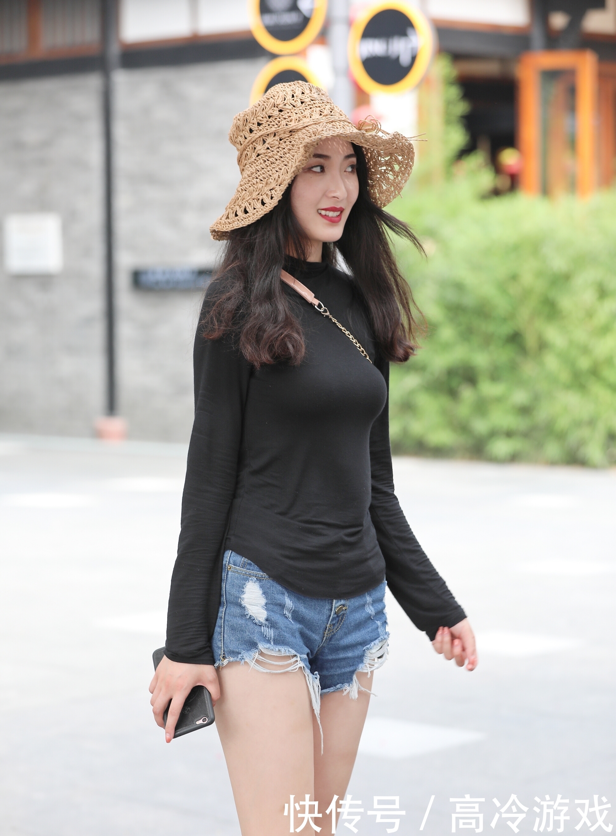 街拍:破洞牛仔短裤搭配黑色长袖上衣,潮流感十足,更显街头范儿