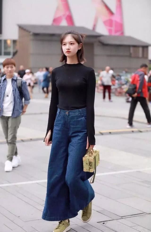 街拍|街拍美女：小姐姐紧身牛仔裤搭配黑色吊带上衣，真的太漂亮了