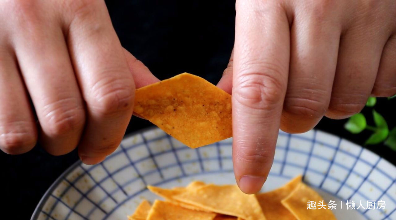 不用油炸,不加一滴水,教你用玉米粉做小零食,比薯片还好吃