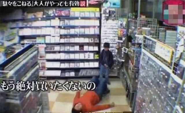 当场|“活久见”,儿子想买玩具,老爸当场撒娇,儿子起来,我不买了