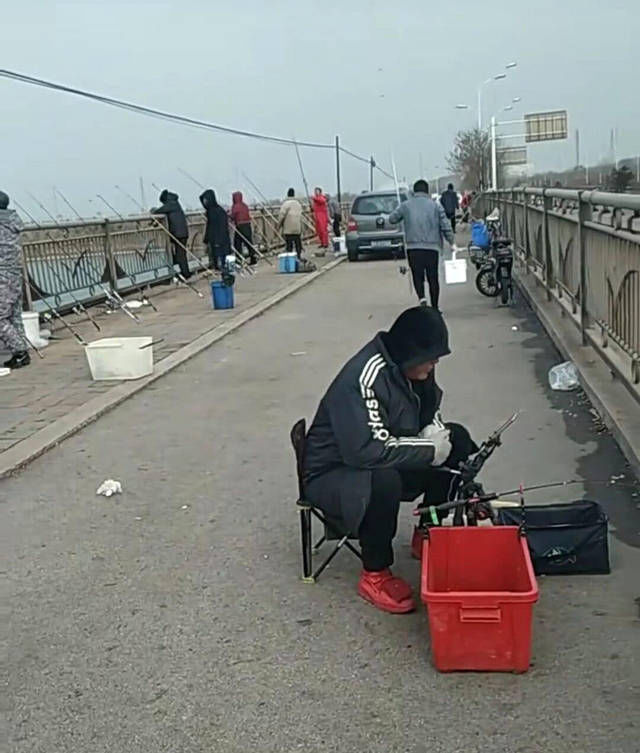 城里的钓鱼人有多疯狂,桥上排水孔里钓鱼,最多一天钓5斤