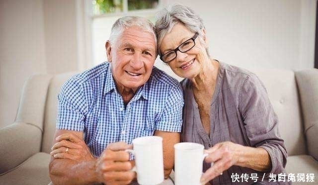 晚上喝水,做到“1多2少”,健康喝水,疾病會繞著你走