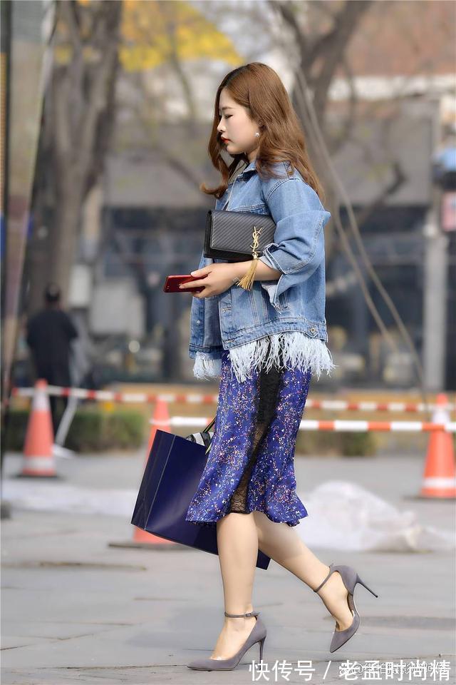 喇叭裤 街拍:尖头细跟鞋搭配,细跟高度很重要,款式选择也不能忽视