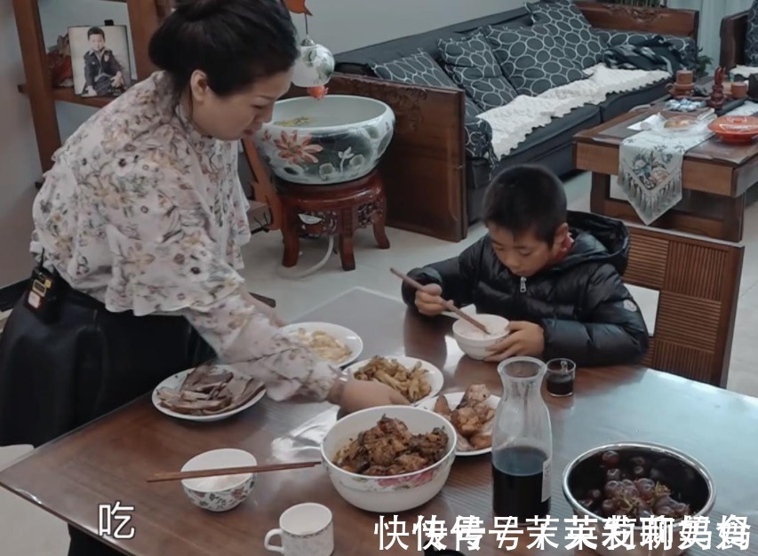 美芽|“不愿吃儿子有口水的剩饭”一碗剩饭,炸出了一群嫌娃恶心的亲妈