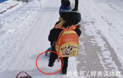 病猫|“卿卿我我夫妇”佛系带娃火了,娃小腰一掐:谁还没有点脾气?