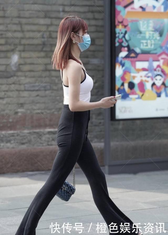 青春|青春可爱的小姐姐,白色运动风上衣塞进喇叭裤,活力满满