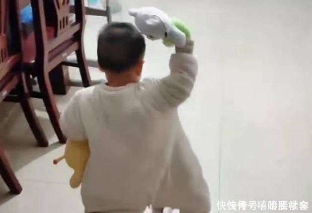 妈妈|家中惊现“四脚神兽”,妈妈称要被萌化了,网友一看却提心吊胆!