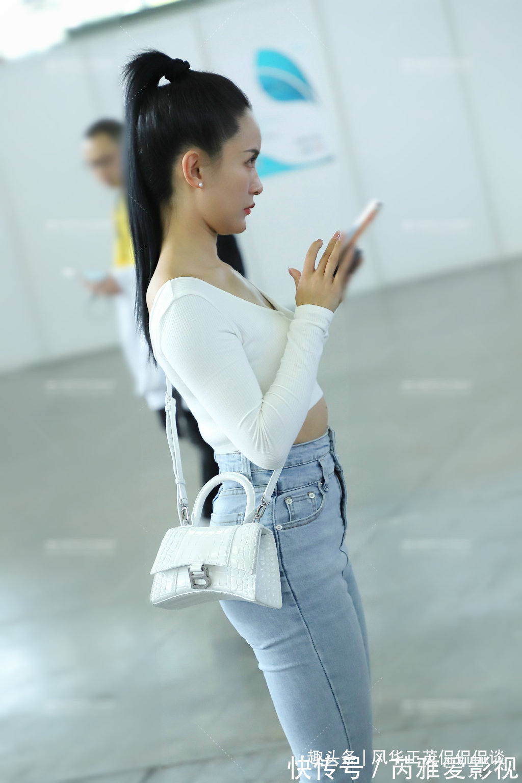 穿搭 时尚的小姐姐街头穿搭,丝滑的白色吊带裙,给人带来时尚感