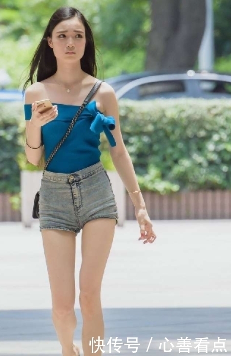 紧身衣|街拍:小姐姐下穿高腰牛仔短裤上面搭配蓝色露肩紧身衣,非常漂亮