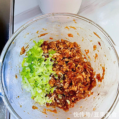 适合全家的透油包子 白菜猪肉包子,老人小孩都爱吃