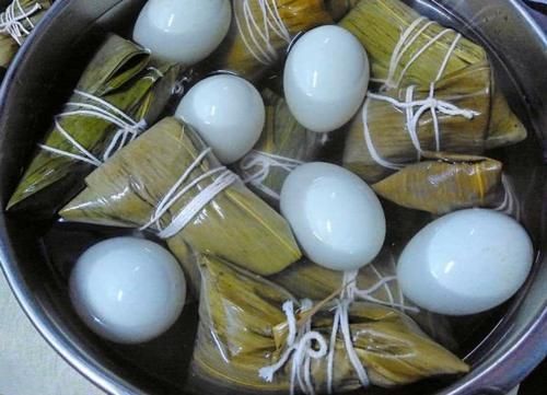 煮粽子时,只加清水可不行,多加这2样,粽子软糯香甜不夹生