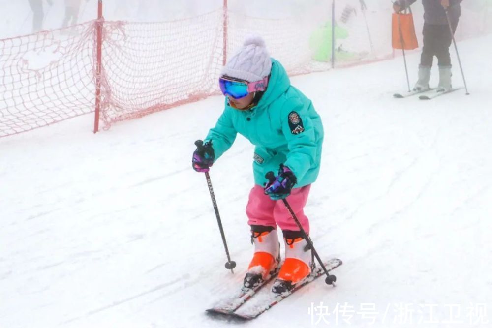 冰雪运动|冰雪为伴，热血正燃！《冰雪正当燃》“驭雪一日营”活动举行 蓝天下