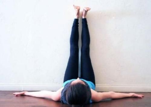 水肿|女人睡前做靠墙抬腿,坚持一个月,会有什么改变?变化显而易见