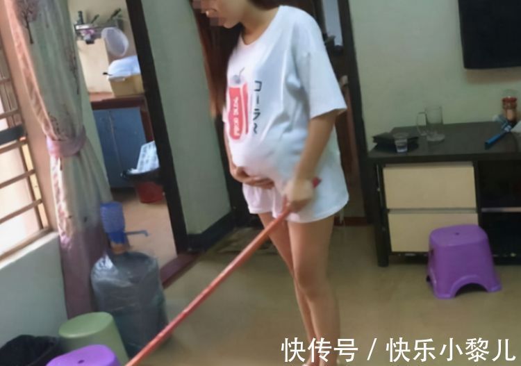 怀孕期间|心酸,妻子怀孕仍然坚持做家务,老公却在一旁边玩手机熟视无睹