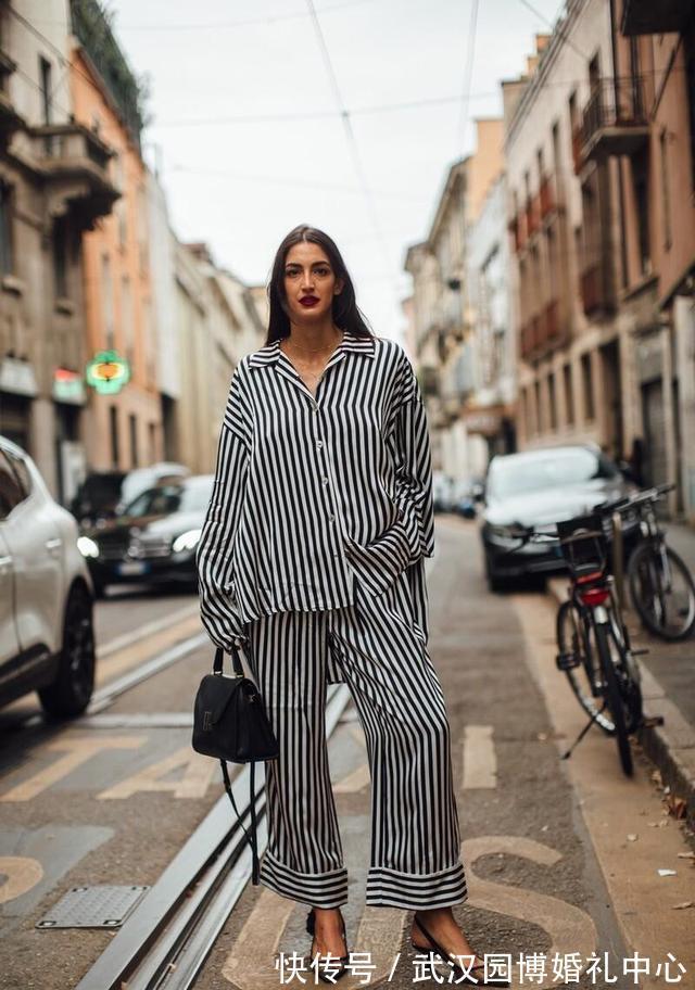穿搭 别穿条纹衫了,今年流行的是“条纹长裤”,显瘦减龄,轻松上档次