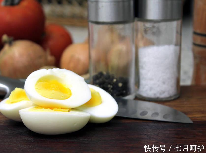 42岁男子常吃鸡蛋查出骨质疏松,医生:除了鸡蛋,2物也很伤骨