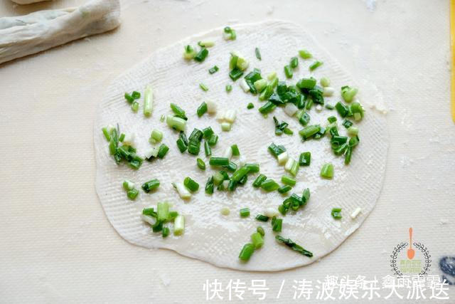 面团|葱油饼最好吃的做法,又香又软,一分钟一个,看看你喜欢吃不